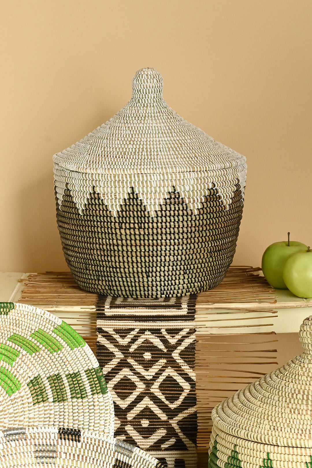 Peaks & Valleys Warming Basket in Black & White